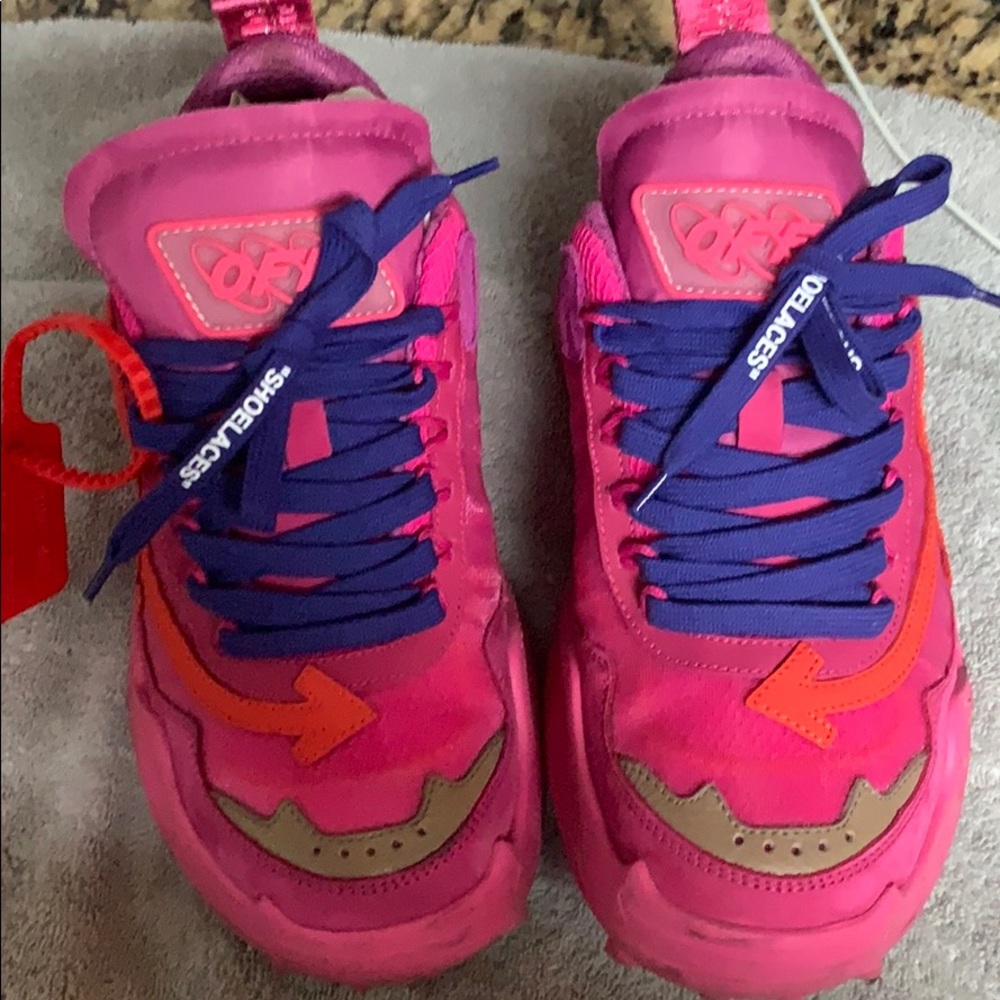 Off White Sneaker - image 1